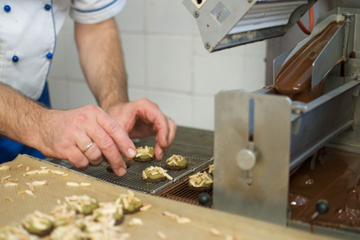 Die Marienplätzchen von Rischart werden mit dunkler Schokolade überzogen | Foto: Monika Schreiner