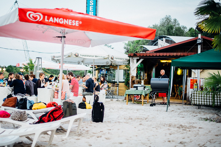 Fast wie im Urlaub: Die Strandbar im Wasserskipark Aschheim | Foto: Susanne Schramke