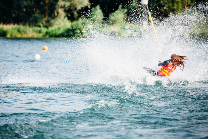 Übung macht den Meister: Den ersten Fahrten auf dem Wakeboard sind alles andere als einfach | Foto: Susanne Schramke