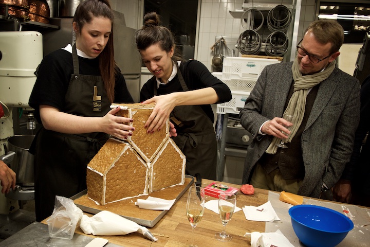 Das Team von 03 Architekten baute 03 Häuser in einer ungewöhlichen Anordnung. Prof. Andreas Meck scheint der Entwurf zu gefallen | Foto: ISARBLOG