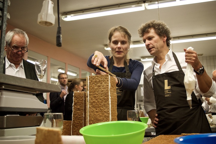 Dr. Alexander Gutzmer ist etwas skeptisch ob die auch die Statik dieses Lebenkuchenhauses richtig berechnet wurde | Foto: ISARBLOG