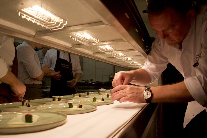 Erik van Loo beim Anrichten am Pass | Foto: ISARBLOG