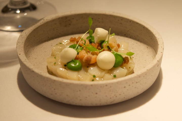 Amuse Bouche von Anton Gschwendtner: Tatar von der Jakobsmuschel, Büsumer Krabben, Zitronenbaiser, Petersilie | Foto: ISARBLOG