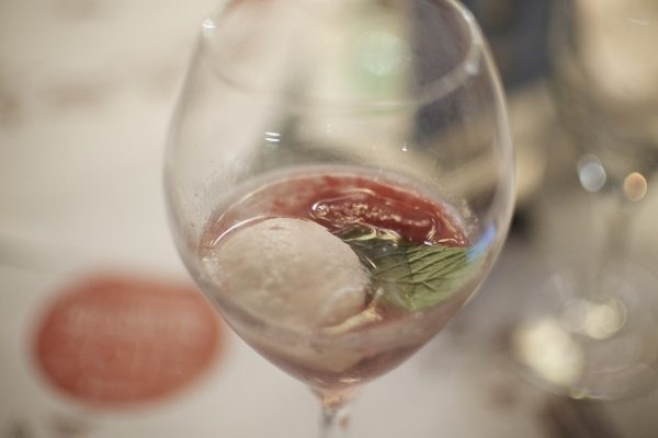 Die kulinarische Reise geht mit einem Himbeersorbet zu Ende | Foto: Monika Schreiner