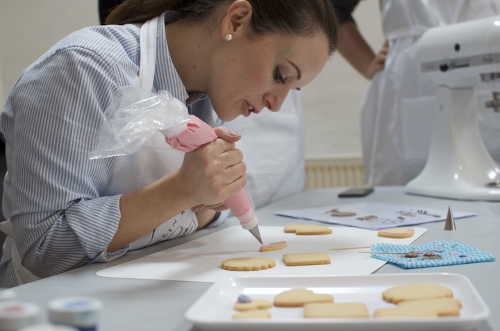 Stephanie Rinner beim Workshop Kurs Keks Verzieren bei Mein Keksdesign - ISARBLOG