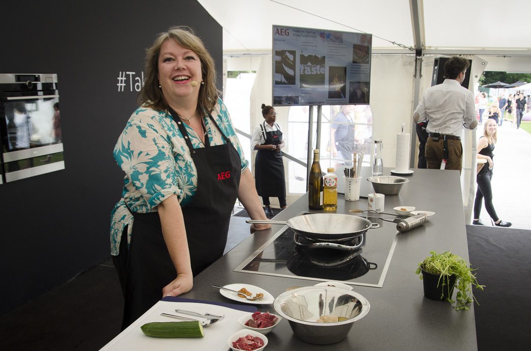 Foodbloggerin Claudia Zaltenbach in der AEG Kochschule - ISARBLOG