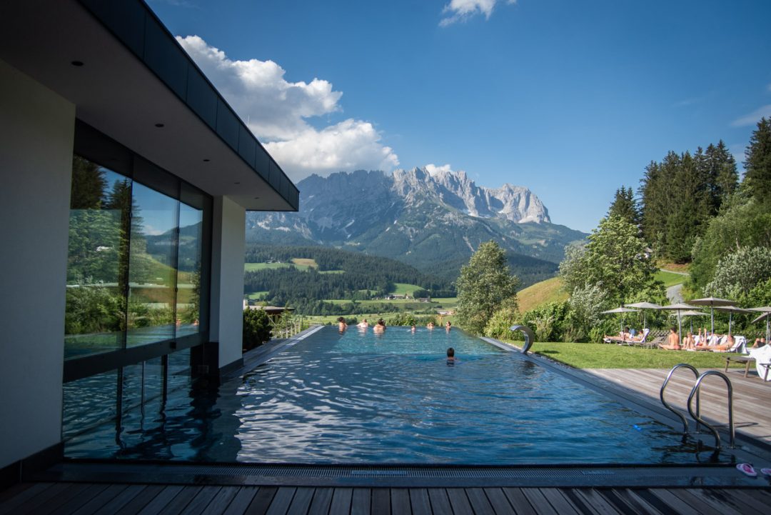 Ellmau Hotel der Bär Infinity Pool mit Blick auf den Wilden Kaiser