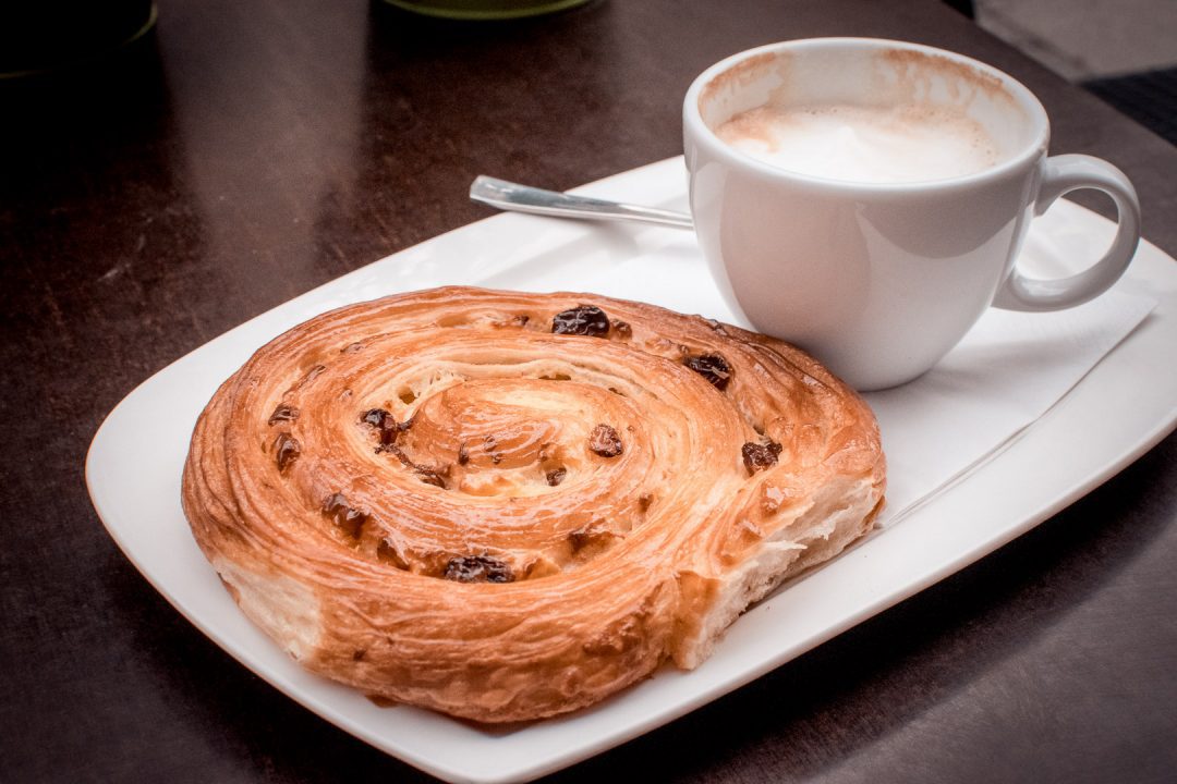 Pain aux Raisins und Cappuccino bei Claude und Julien