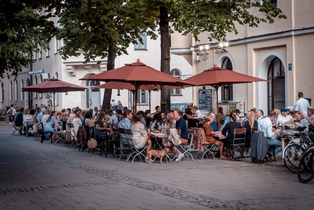 Die Terrasse von Chez Fritz am Preysingplatz