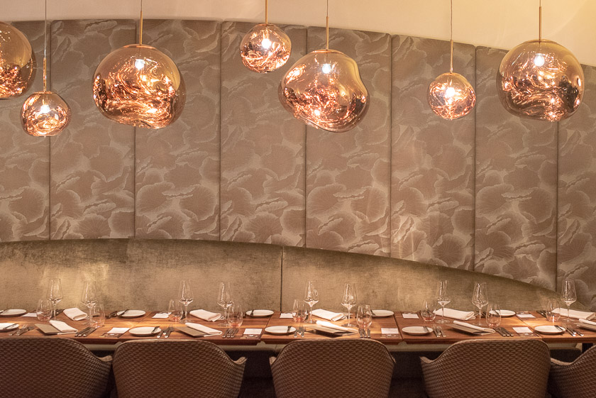 Lange Tafel für größere Gesellschaften im Museum Restaurant