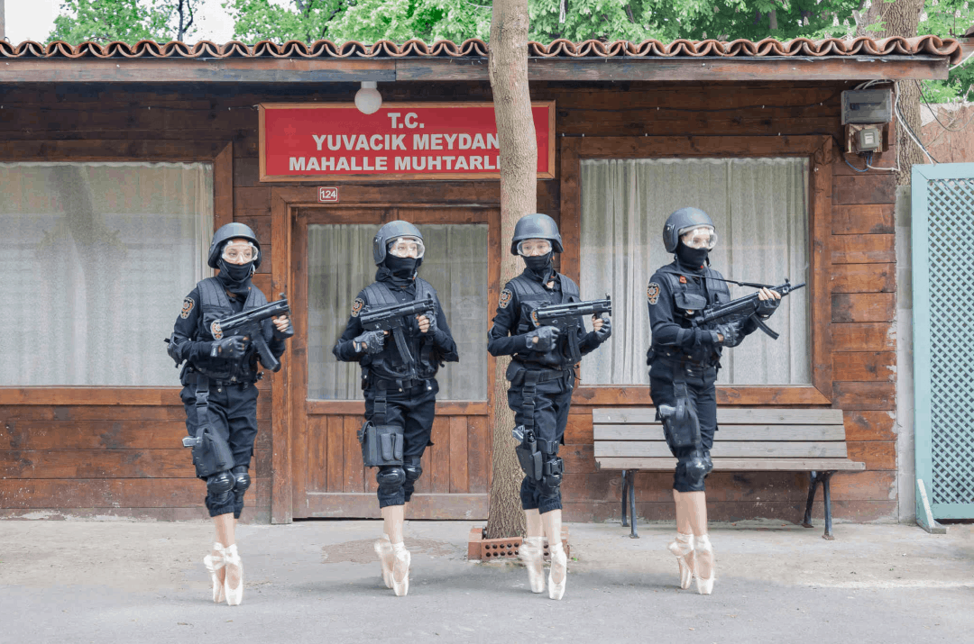 KINO DER KUNST: Halil Altındere - Ballerinas and Police / 2017